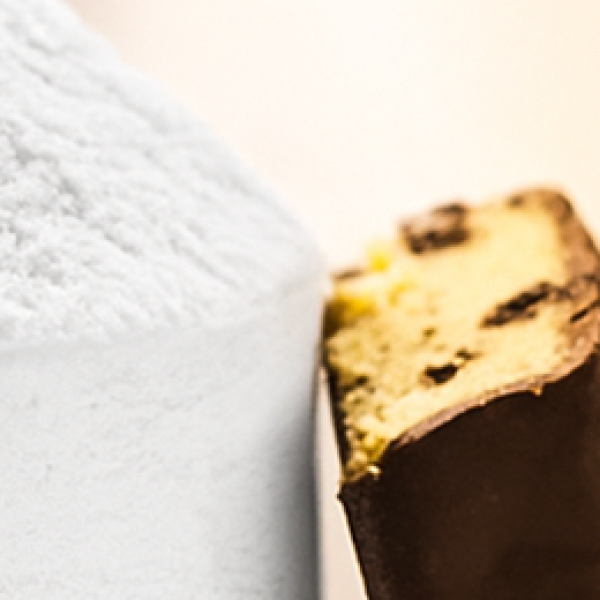scoop of casein powder with protein bar